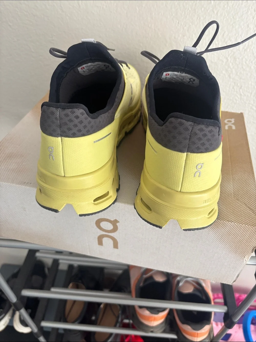 On Running Men’s limelight and Black Trail Running Shoes